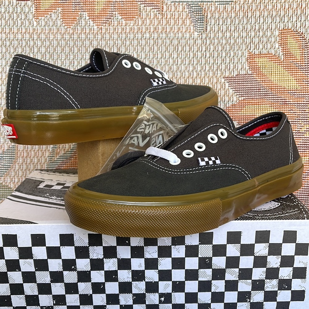 Vans WMNS Skate Authentic
Raven/Gum
VNOA5FC8241
Sneakers - athletic shoes - Picture 1 of 16